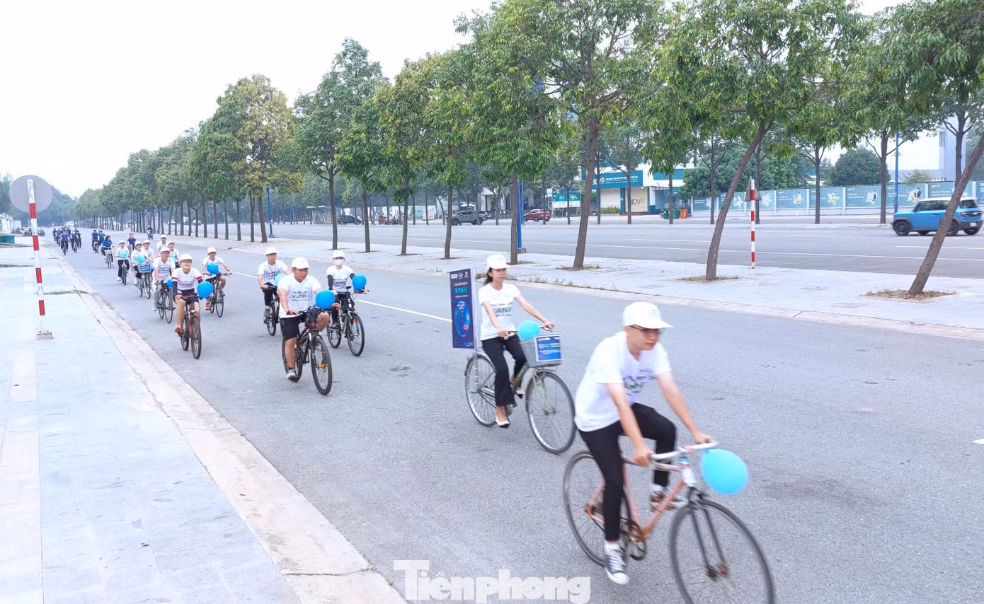 Các bạn trẻ đạp xe diễu hành hưởng ứng Chiến dịch "Giờ trái đất" tại Bình Dương.