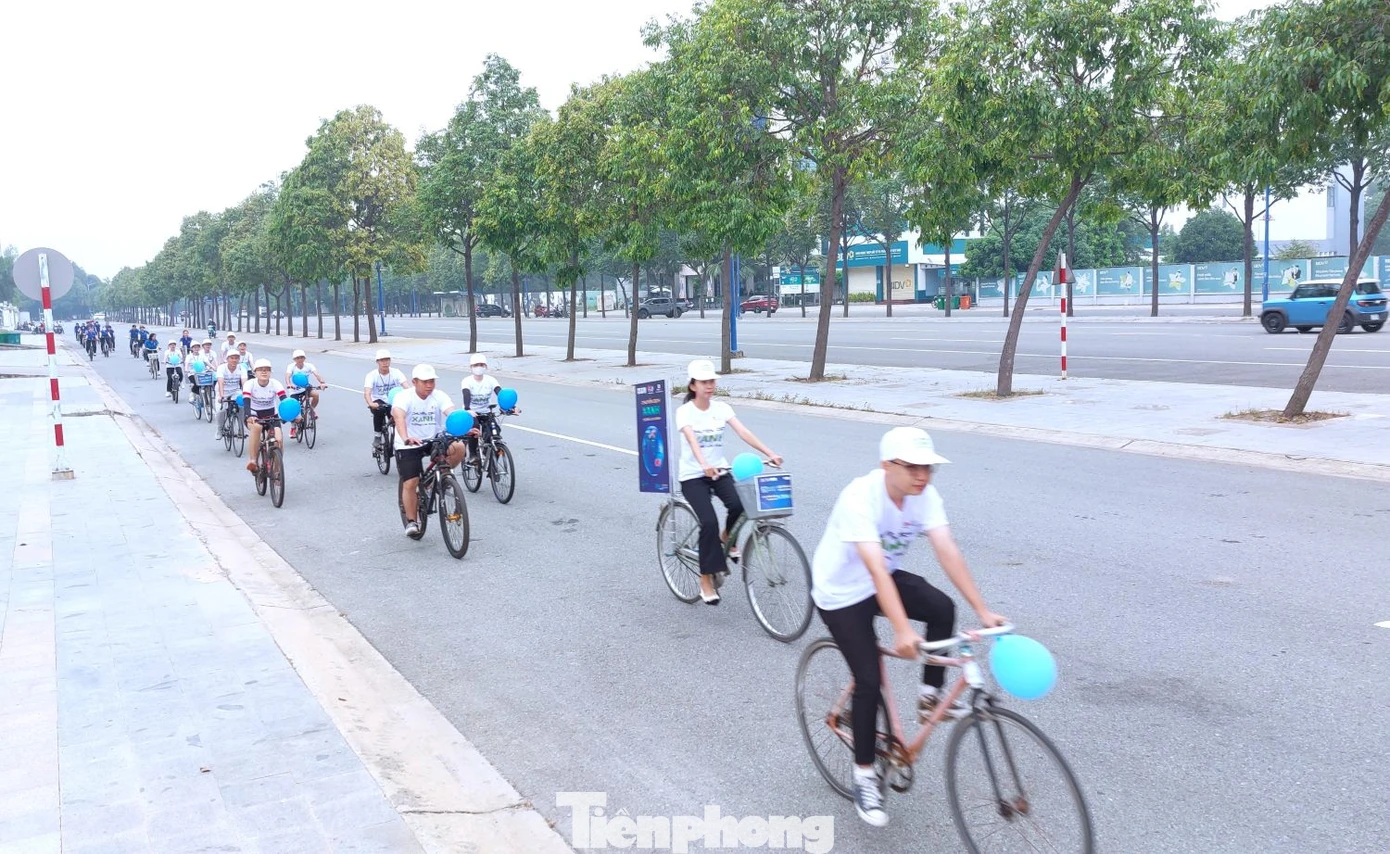 Các bạn trẻ đạp xe diễu hành hưởng ứng Chiến dịch "Giờ trái đất" tại Bình Dương.