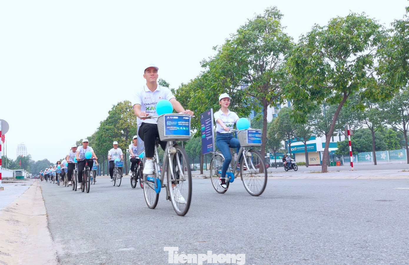 Tiền đạo Nguyễn Tiến Linh và Á hậu Hoàng Kim Chi đạp xe diễu hành hưởng ứng Chiến dịch "Giờ trái đất".