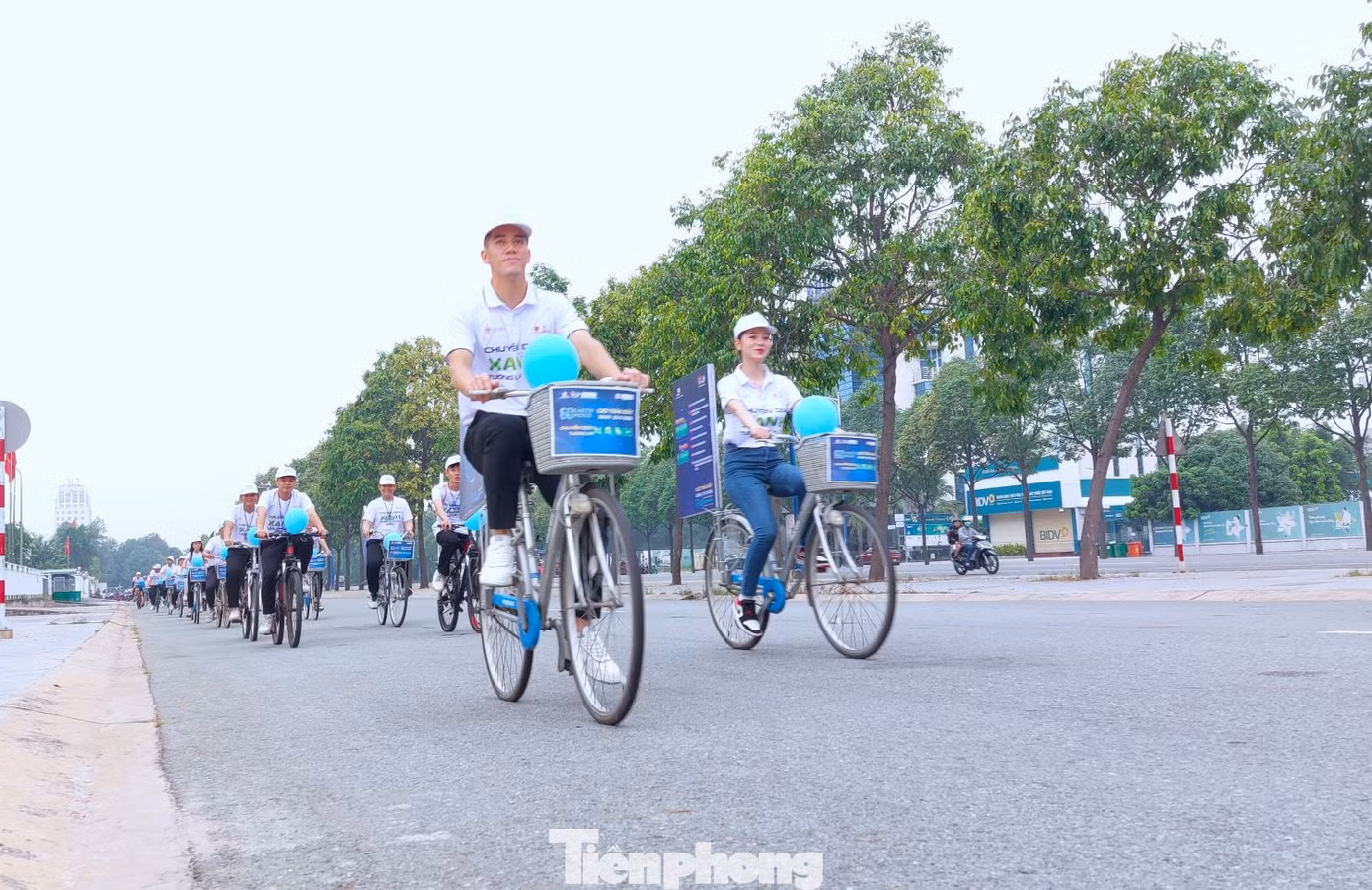 Tiền đạo Nguyễn Tiến Linh và Á hậu Hoàng Kim Chi đạp xe diễu hành hưởng ứng Chiến dịch "Giờ trái đất".