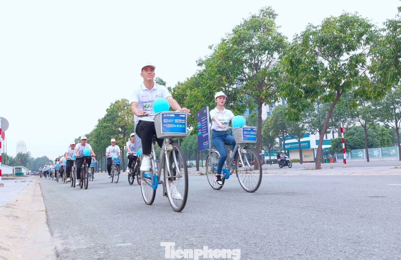 Tiền đạo Nguyễn Tiến Linh và Á hậu Hoàng Kim Chi đạp xe diễu hành hưởng ứng Chiến dịch "Giờ trái đất".