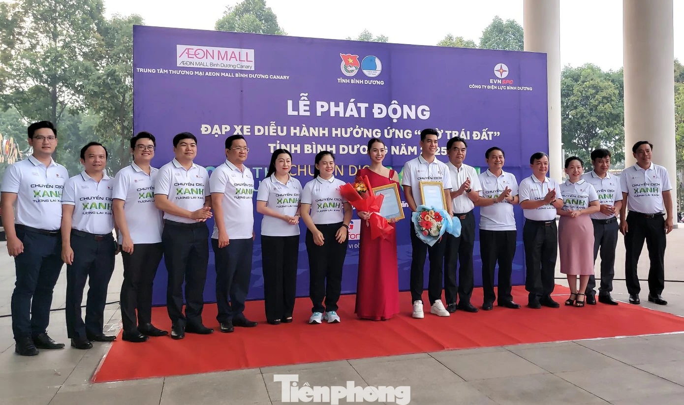 Lãnh đạo tỉnh Bình Dương tặng hoa tiền đạo Nguyễn Tiến Linh và Á hậu Hoàng Kim Chi, hai đại sứ của chương trình.