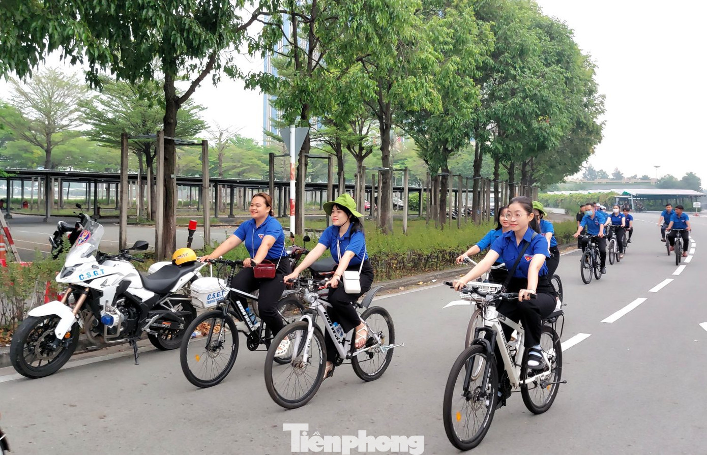 Đoàn viên, thanh niên đạp xe diễu hành hưởng ứng Chiến dịch "Giờ trái đất".