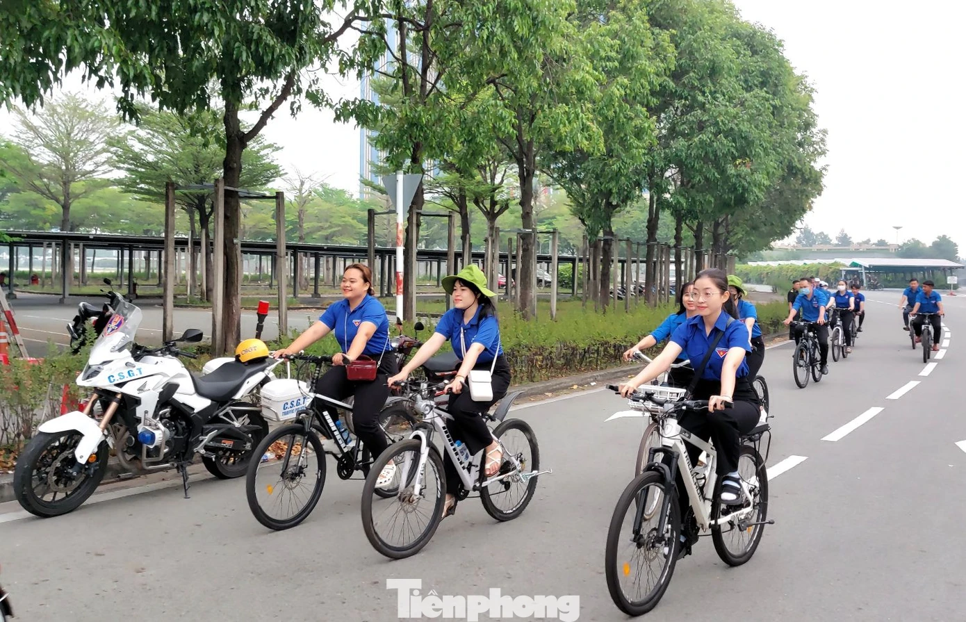 Đoàn viên, thanh niên đạp xe diễu hành hưởng ứng Chiến dịch "Giờ trái đất".