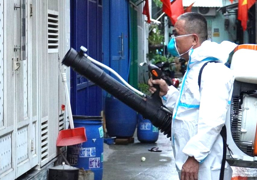 Lực lượng chức năng phun thuốc diệt muỗi trong khu dân cư ở Bình Dương (Ảnh: tư liệu) Lực lượng chức năng phun thuốc diệt muỗi trong khu dân cư ở Bình Dương (Ảnh: tư liệu)