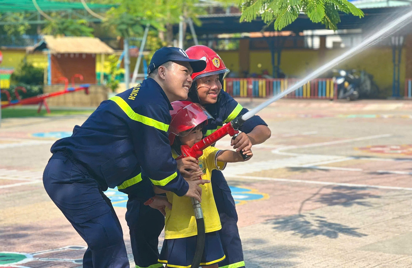 Các em học sinh được trải nghiệm phun nước chữa cháy Các em học sinh được trải nghiệm phun nước chữa cháy