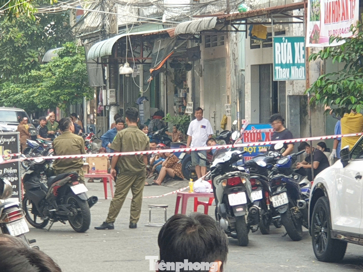 Công an phong tỏa hiện trường để khám nghiệm Công an phong tỏa hiện trường để khám nghiệm