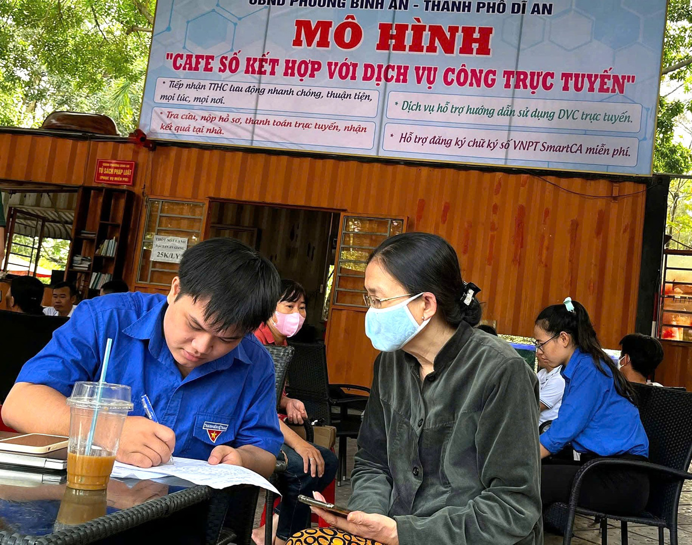 Tình nguyện viên hướng dẫn người dân sử dụng công nghệ số mọi lúc, mọi nơi. Đây là một điểm tại quán cà phê trong mô hình "Cafe số kết hợp dịch vụ công trực tuyến" ở TP Dĩ An. Tình nguyện viên hướng dẫn người dân sử dụng công nghệ số mọi lúc, mọi nơi. Đây là một điểm tại quán cà phê trong mô hình "Cafe số kết hợp dịch vụ công trực tuyến" ở TP Dĩ An.
