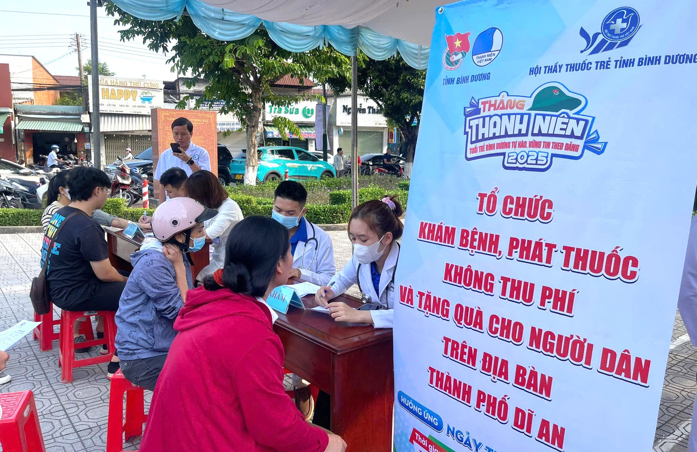 Người dân đến khám bệnh miễn phí trong chương trình khởi động Tháng Thanh niên năm 2025 tại Bình Dương.