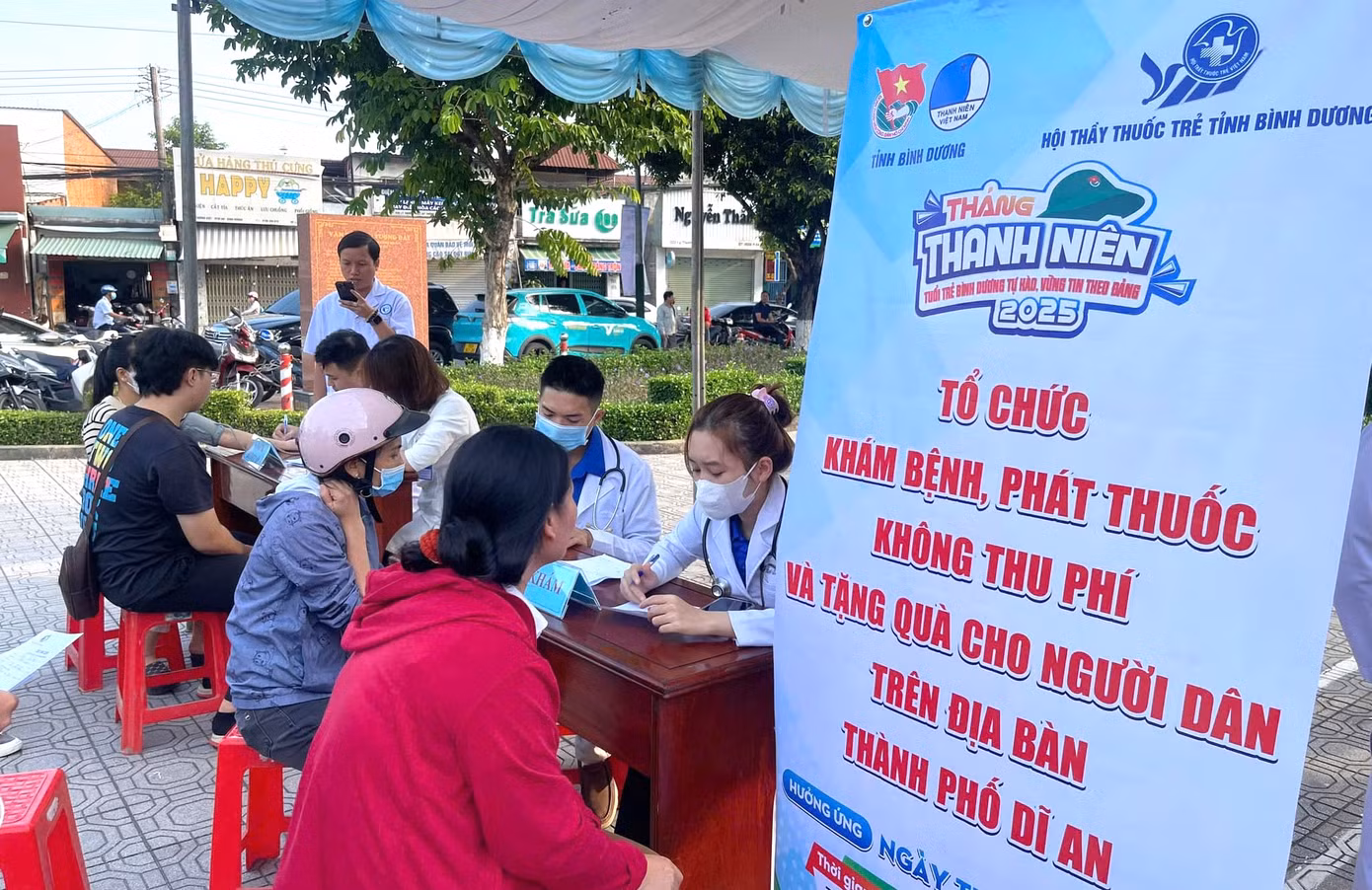 Người dân đến khám bệnh miễn phí trong chương trình khởi động Tháng Thanh niên năm 2025 tại Bình Dương.