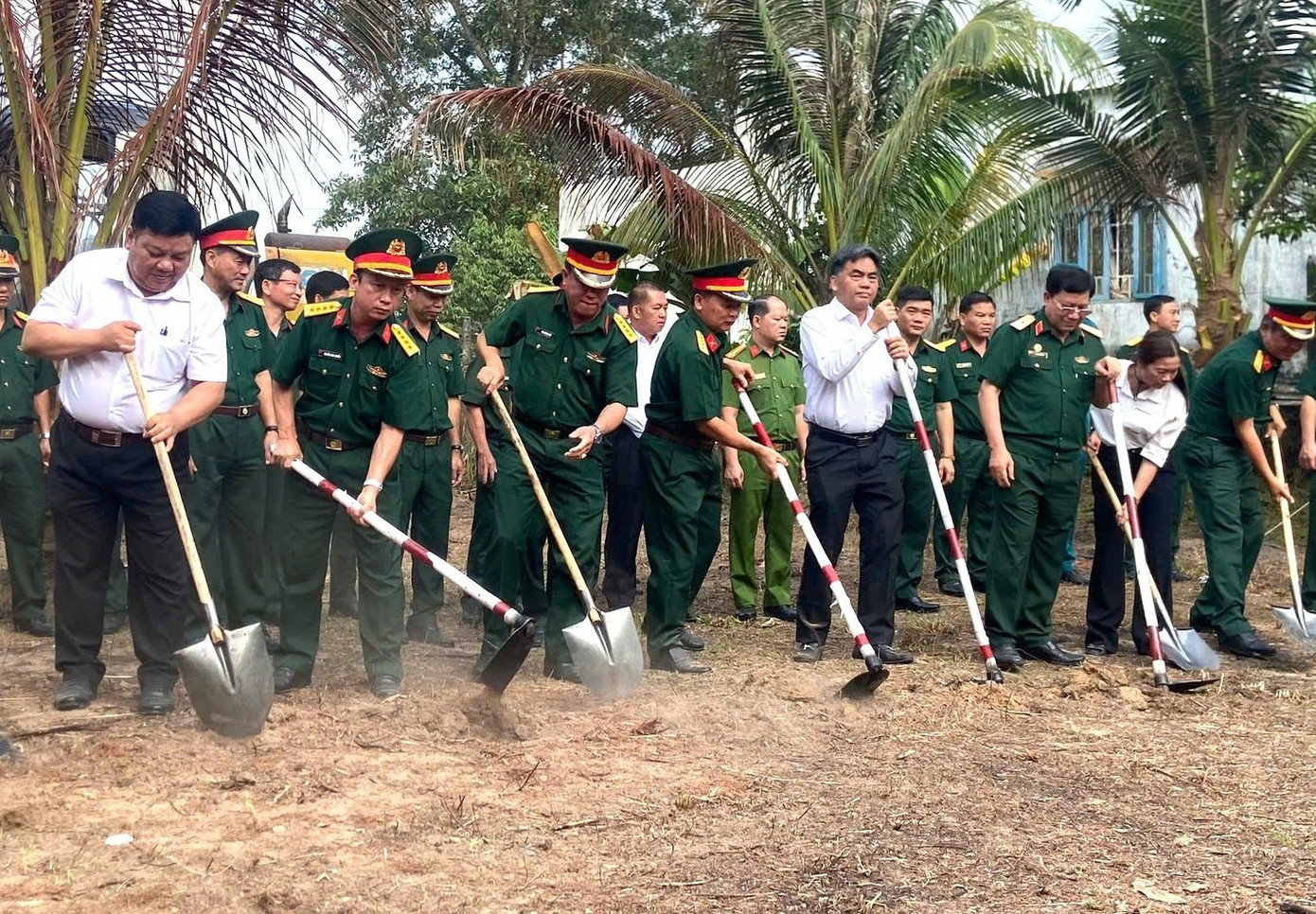 Lãnh đạo Tỉnh ủy Bình Dương và các đại biểu tiến hành động thổ.