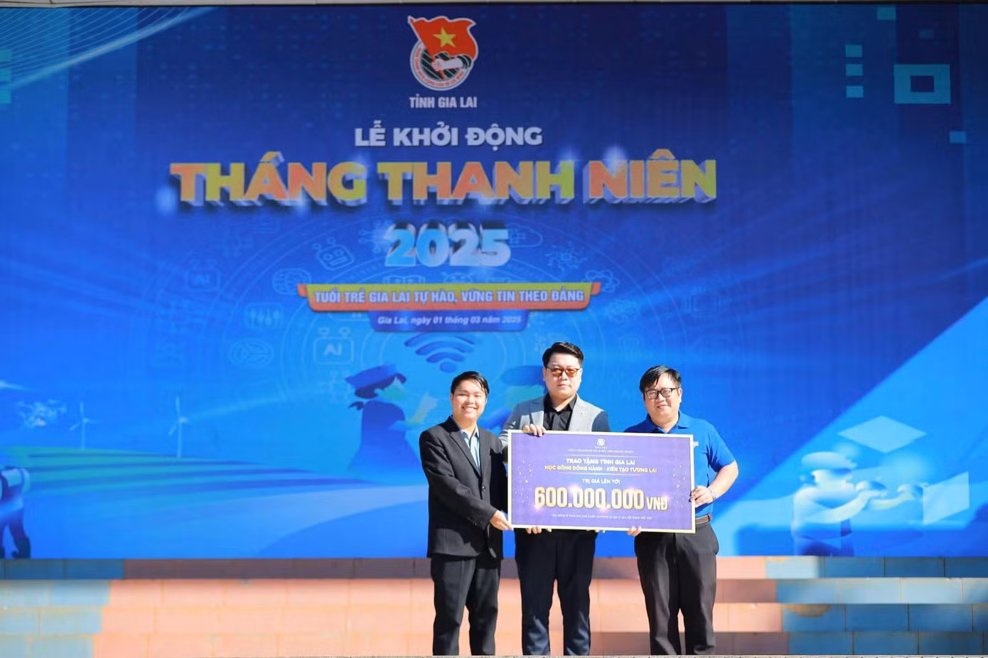 Ban tổ chức trao bảng tượng trưng chương trình hỗ trợ học bổng cho các em học sinh