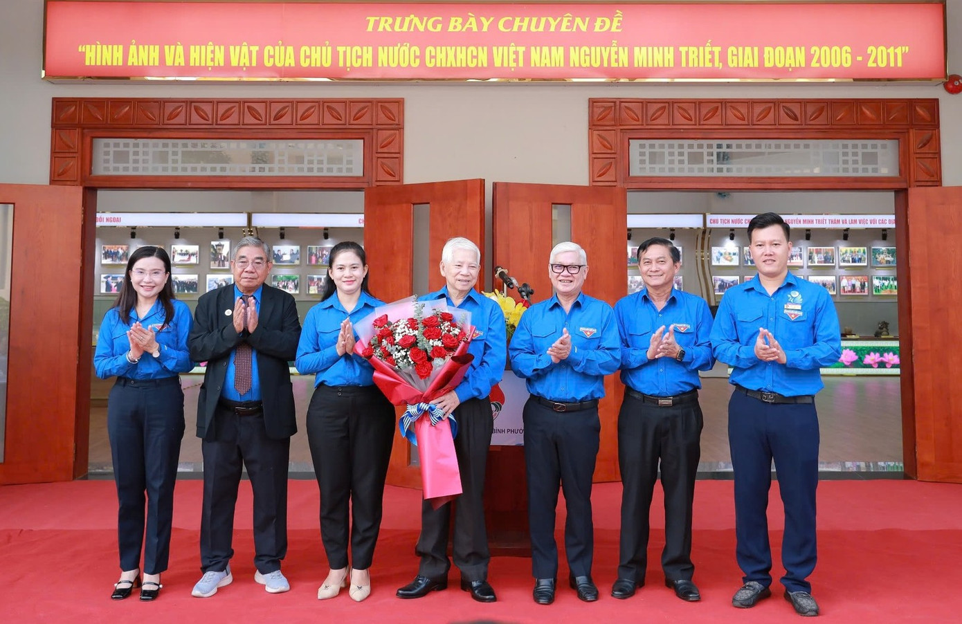 Ban tổ chức tặng hoa nguyên Chủ tịch nước Nguyễn Minh Triết. Ban tổ chức tặng hoa nguyên Chủ tịch nước Nguyễn Minh Triết.