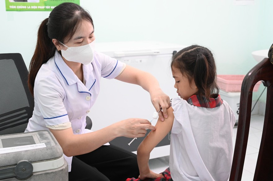 Tiêm vắc xin phòng ngừa bệnh sởi cho trẻ Ảnh: tư liệu Tiêm vắc xin phòng ngừa bệnh sởi cho trẻ Ảnh: tư liệu