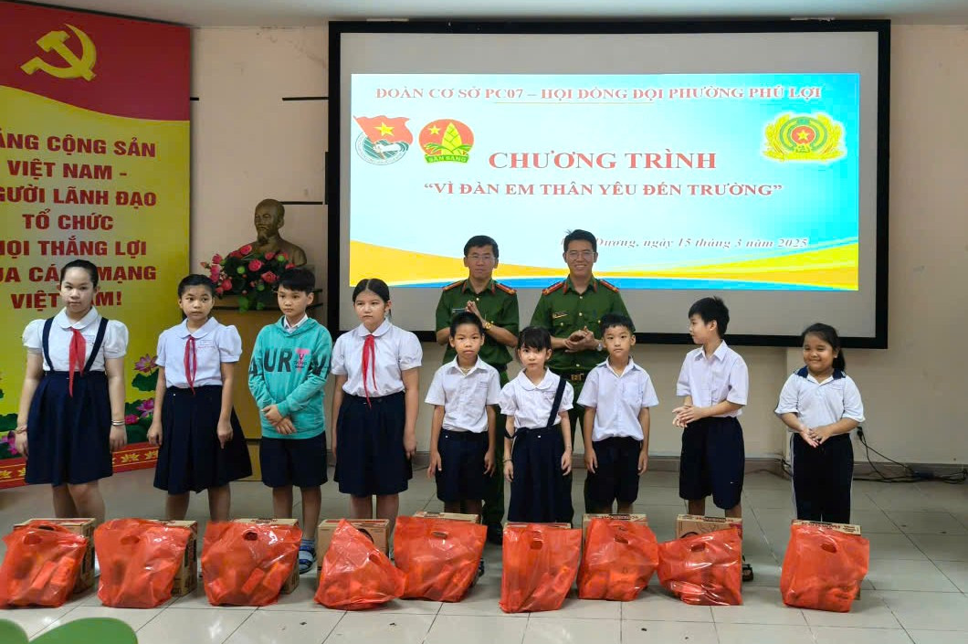 Tặng quà các em học sinh trong chương trình "Vì đàn em thân yêu đến trường" Tặng quà các em học sinh trong chương trình "Vì đàn em thân yêu đến trường"