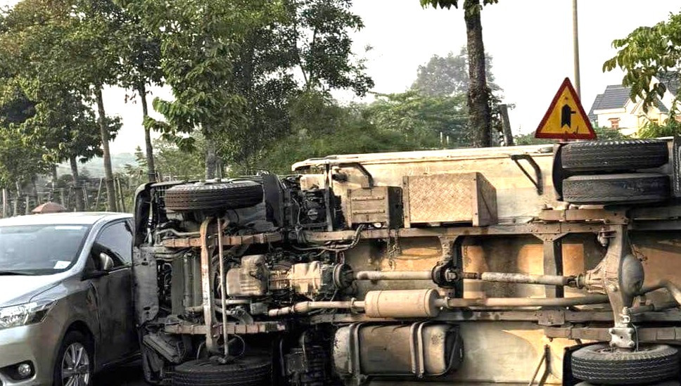 Phần đầu xe tải dính vào hông ô tô 5 chỗ