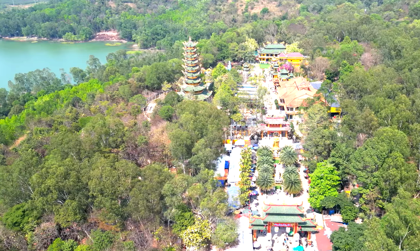 Bán đảo Tha La nằm liền kề núi Cậu, nơi có ngôi chùa Thái Sơn được xây dựng từ năm 1988, thu hút lượng khách đáng kể thời gian qua.