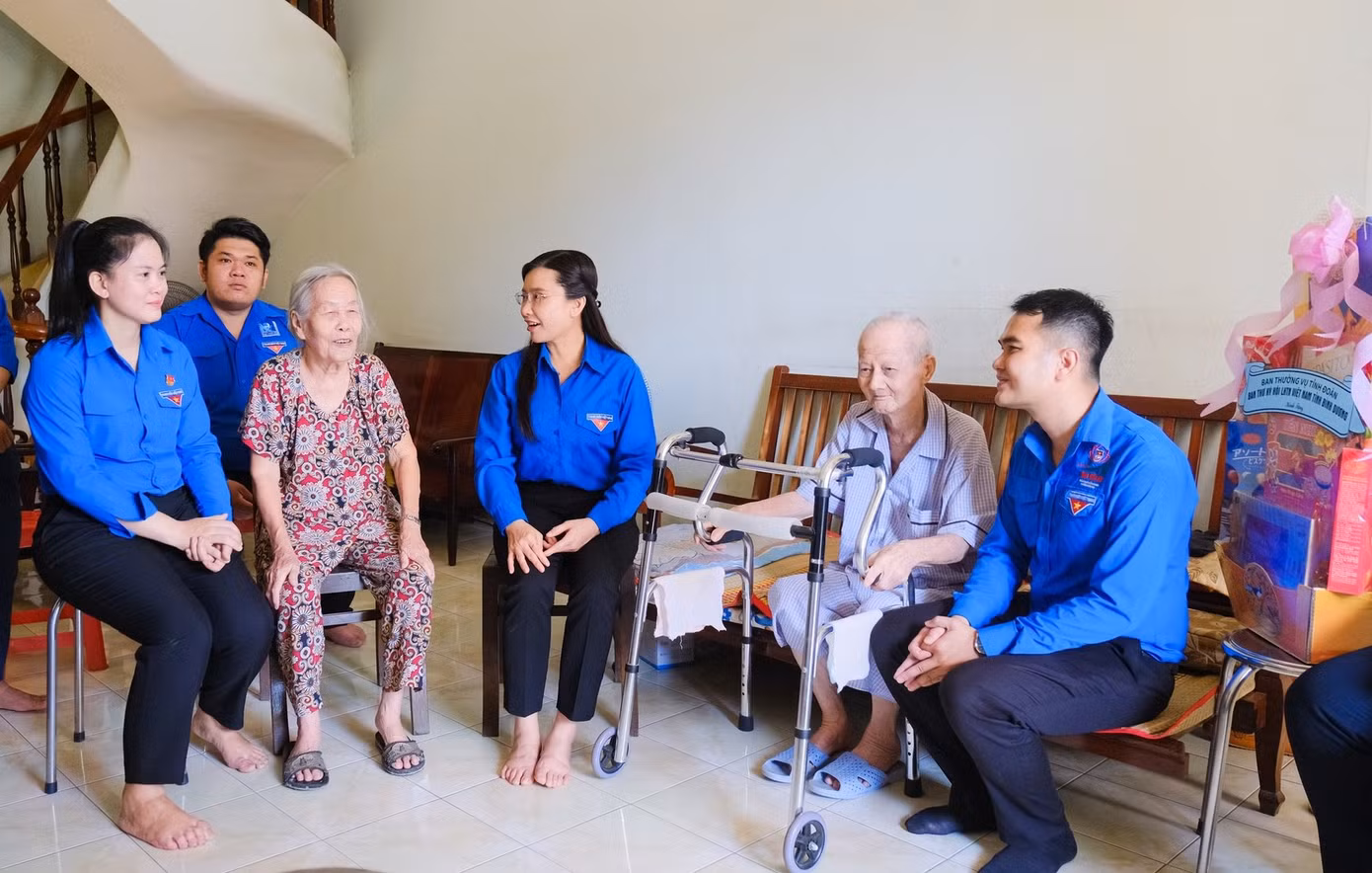 Bí thư T.Ư Đoàn, Chủ tịch Hội đồng Đội T.Ư Nguyễn Phạm Duy Trang thăm các gia đình chính sách, gia đình cựu thanh niên xung phong trên địa bàn TP Dĩ An.