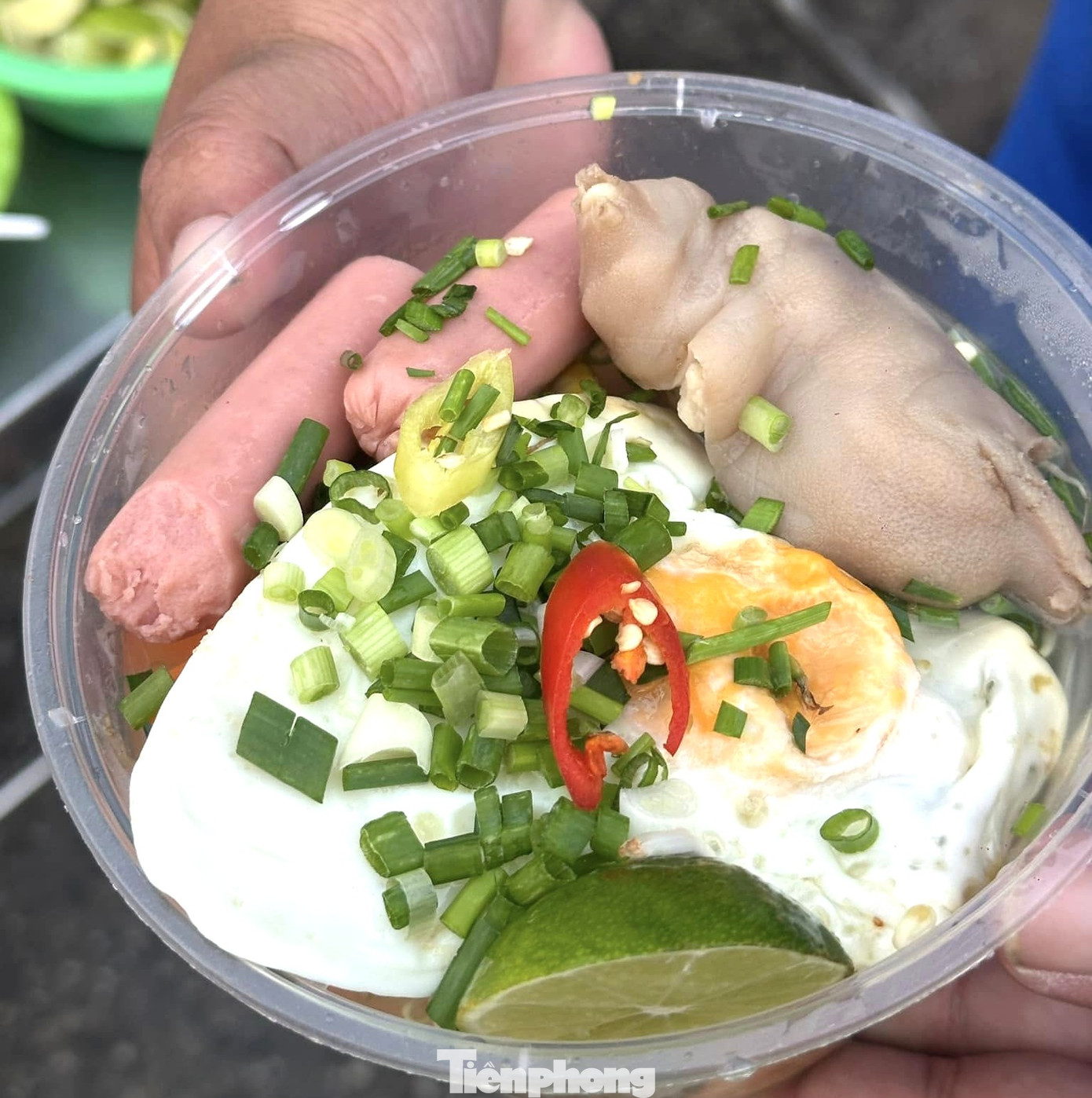 Một tô mì chất lượng do các bạn trẻ phường Phú Cường (TP Thủ Dầu Một) thực hiện chỉ với giá 1.000 đồng. Ai không có tiền thì trả một nụ cười. Một tô mì chất lượng do các bạn trẻ phường Phú Cường (TP Thủ Dầu Một) thực hiện chỉ với giá 1.000 đồng. Ai không có tiền thì trả một nụ cười.