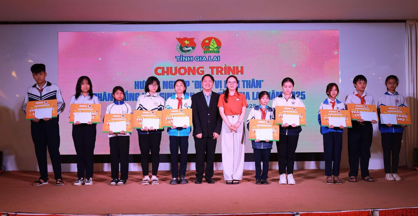 Ban tổ chức trao học bổng cho học sinh