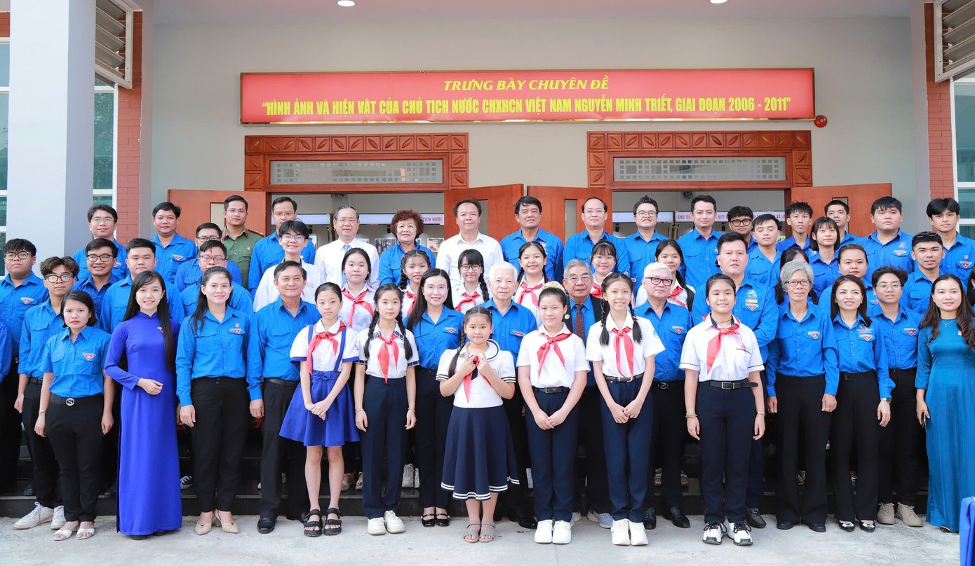 Các đại biểu chụp ảnh lưu niệm với thiếu nhi. Các đại biểu chụp ảnh lưu niệm với thiếu nhi.