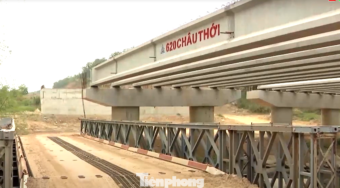 Ngày 26/3, ghi nhận của phóng viên báo Tiền Phong, công trình đường từ cầu Tam Lập (huyện Phú Giáo, Bình Dương) đến xã Tân Lập (huyện Đồng Phú, Bình Phước) đang khẩn trương thi công các hạng mục còn lại. Công trình được khởi công từ cuối năm 2021, chậm tiến độ hoàn thành so với kế hoạch đề ra do vướng khâu giải phóng mặt bằng. Ngày 26/3, ghi nhận của phóng viên báo Tiền Phong, công trình đường từ cầu Tam Lập (huyện Phú Giáo, Bình Dương) đến xã Tân Lập (huyện Đồng Phú, Bình Phước) đang khẩn trương thi công các hạng mục còn lại. Công trình được khởi công từ cuối năm 2021, chậm tiến độ hoàn thành so với kế hoạch đề ra do vướng khâu giải phóng mặt bằng.