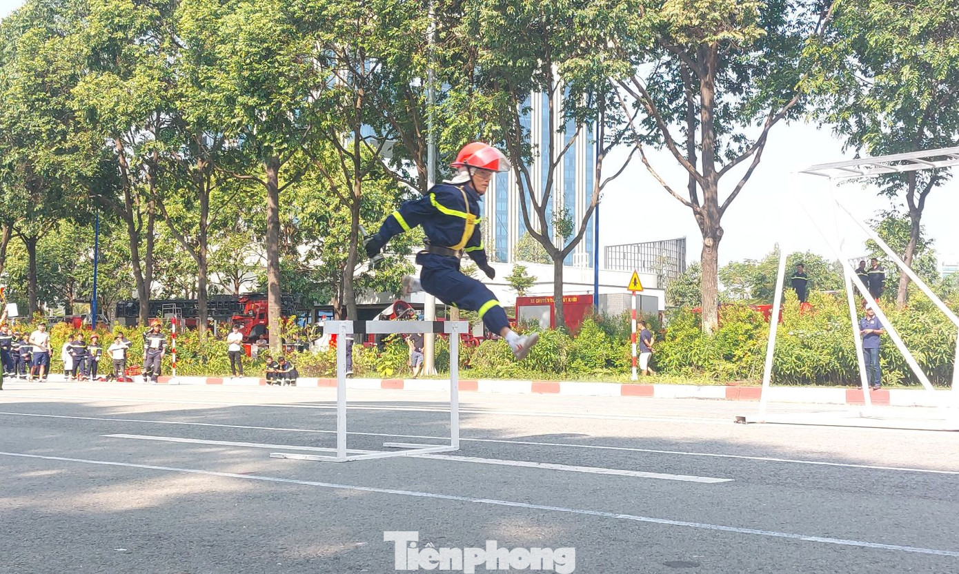 Các đội tuyển tham gia phần thi chạy tiếp sức cứu người và chữa cháy.