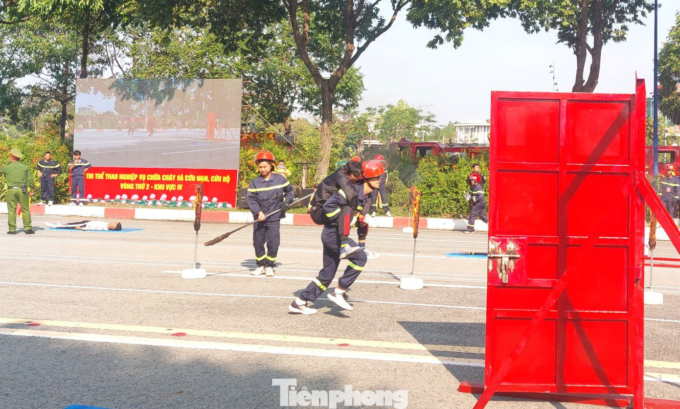 Các vận động viên thực hiện công tác cứu người.