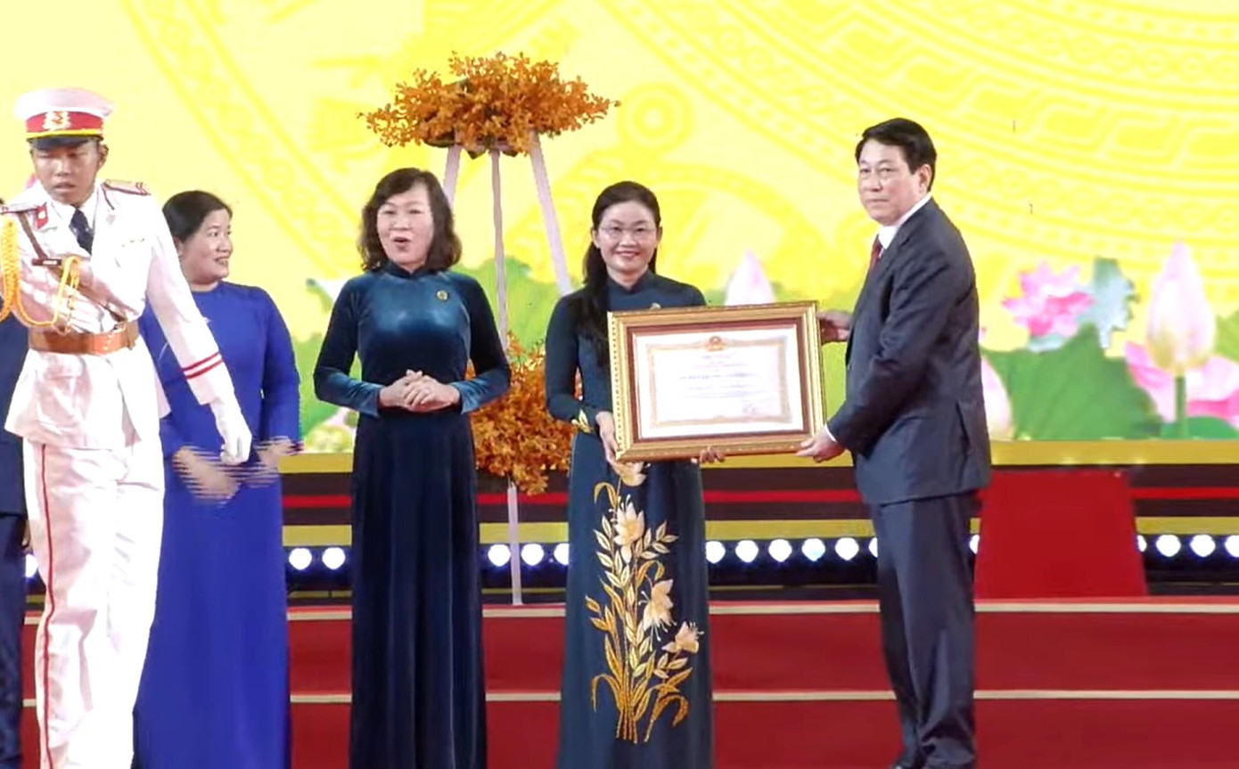 Chủ tịch nước trao Huân chương Lao động hạng Nhất tới lãnh đạo tỉnh Bình Phước.