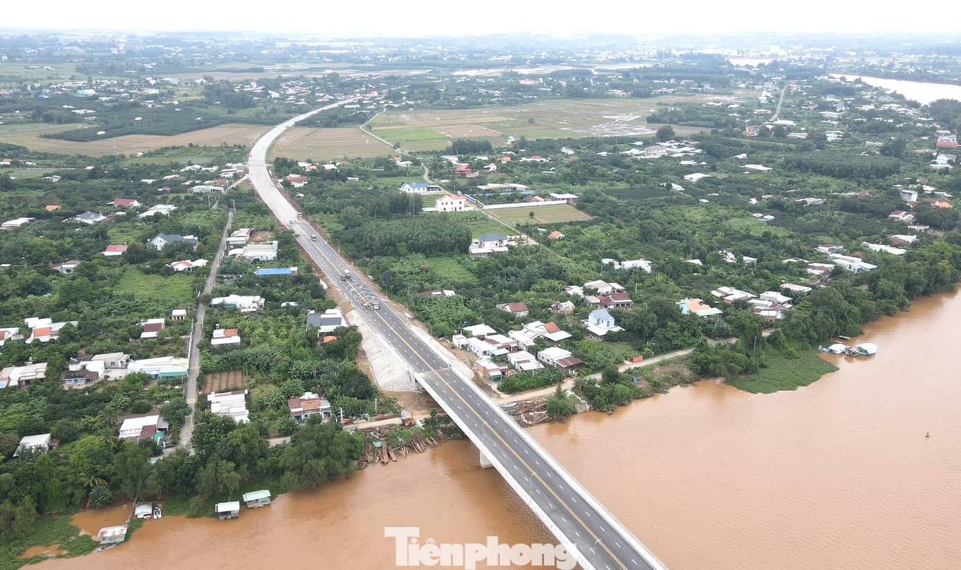 Để đường thông suốt kết nối 3 tỉnh kể trên, trước đó Bình Dương và Đồng Nai đã phối hợp làm công trình cầu Bạch Đằng 2 vượt sông Đồng Nai kết nối huyện Vĩnh Cửu (tỉnh Đồng Nai) và thành phố Tân Uyên (tỉnh Bình Dương). Để đường thông suốt kết nối 3 tỉnh kể trên, trước đó Bình Dương và Đồng Nai đã phối hợp làm công trình cầu Bạch Đằng 2 vượt sông Đồng Nai kết nối huyện Vĩnh Cửu (tỉnh Đồng Nai) và thành phố Tân Uyên (tỉnh Bình Dương).