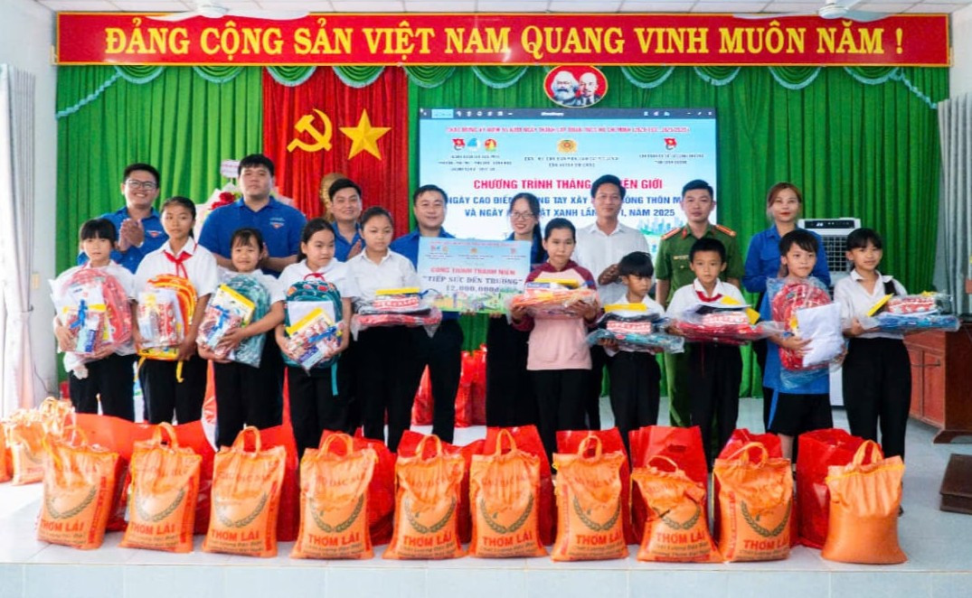 Tặng quà cho các em học sinh Tặng quà cho các em học sinh