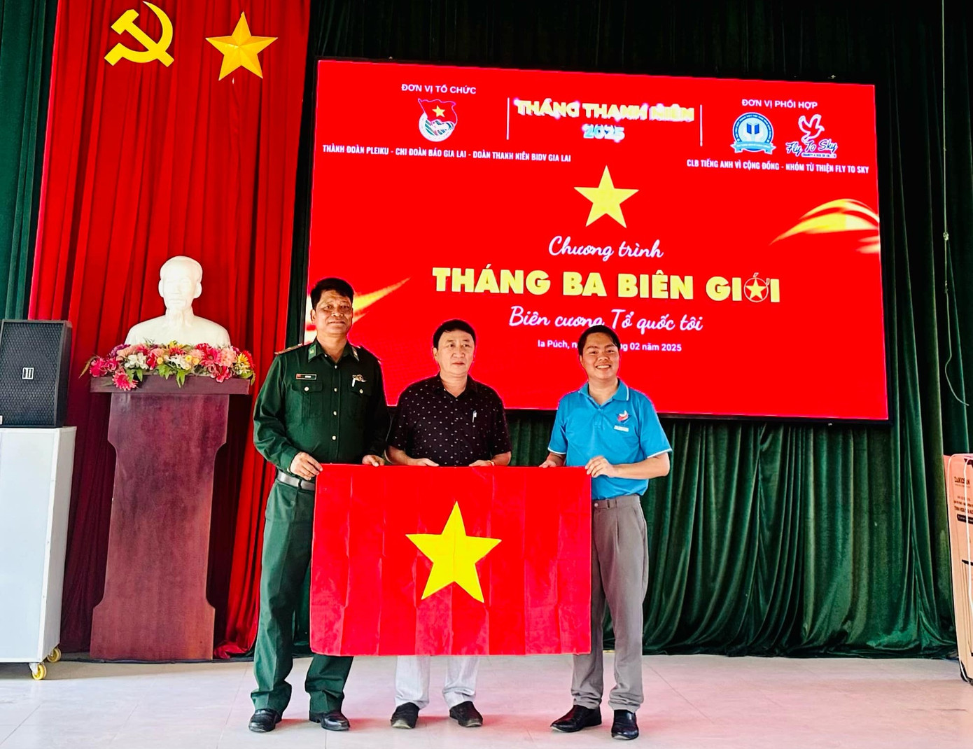 Ban tổ chức tặng cờ Tổ quốc tại Đồn Biên phòng