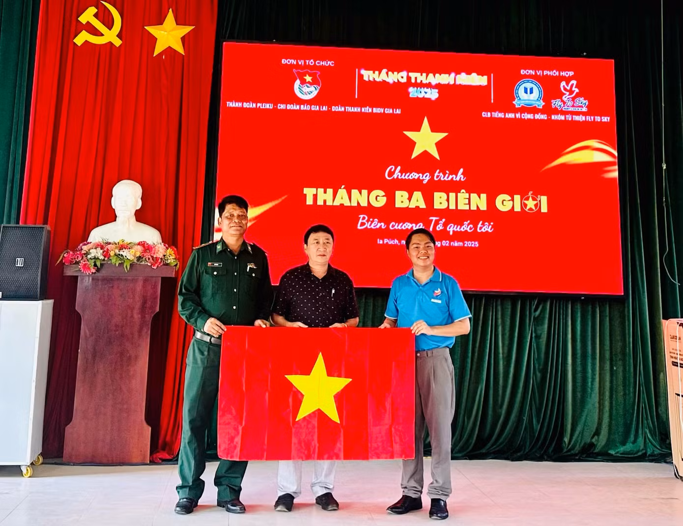 Ban tổ chức tặng cờ Tổ quốc tại Đồn Biên phòng