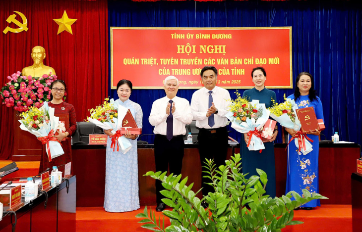 Lãnh đạo tỉnh Bình Dương trao các quyết định nghỉ hưu trước tuổi cho cán bộ (Ảnh: Mai Xuân)