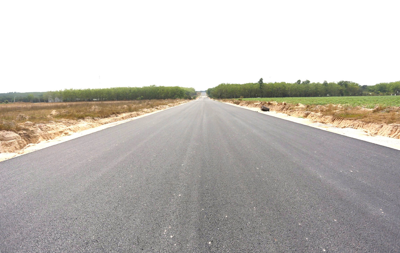 Dự án xây dựng đường Hồ Chí Minh đoạn Chơn Thành - Đức Hòa đi qua các tỉnh Bình Phước, Bình Dương, Tây Ninh, và Long An.