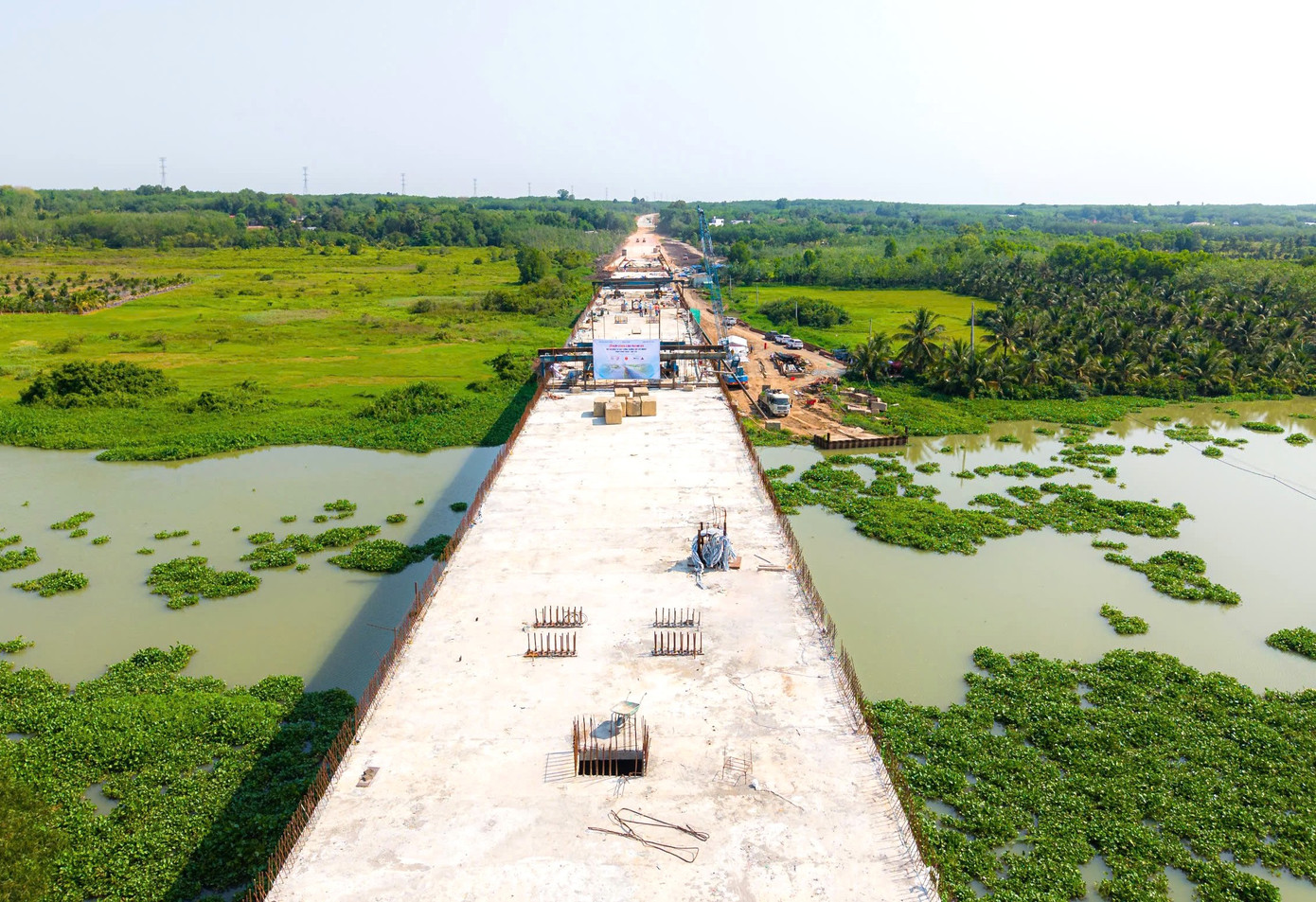 Dự án đường Hồ Chí Minh, đoạn Chơn Thành - Đức Hòa có 6 cầu gồm Kênh Phước Hoà, Cây Trường, Bà Tứ, Thị Tính, Suối Tre, và Thanh An. Trong đó cầu Thanh An hơn 600m là cầu dài nhất trên tuyến Chơn Thành - Đức Hoà đã hợp long.