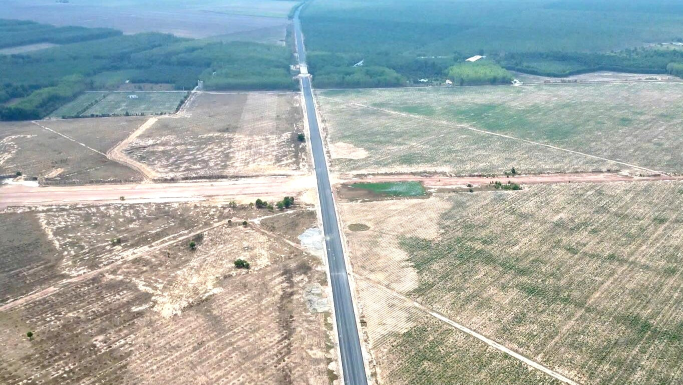 Công trình đường Hồ Chí Minh nối các tỉnh Bình Phước, Bình Dương, Tây Ninh và Long An có chiều dài gần 73km với tổng vốn đầu tư hơn 2.300 tỷ đồng. Dự kiến tuyến đường sẽ cho thông xe kỹ thuật vào dịp lễ 30/4 và hoàn thành toàn bộ vào tháng 8 năm nay. Ảnh: Chí Hùng