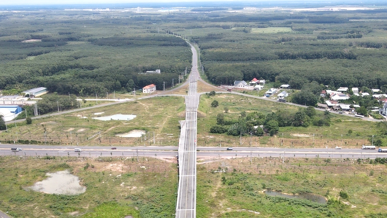 Dự án đường Hồ Chí Minh được khởi công vào năm 2009; tuy nhiên, đến năm 2011, dự án bị đình hoãn thi công theo Nghị quyết số 11 của Chính phủ và Chỉ thị số 1792 của Thủ tướng Chính phủ. Sau 12 năm tạm dừng, dự án được khởi động lại từ cuối năm 2023 để tiếp tục hoàn thành các hạng mục thi công dở dang, tránh lãng phí nguồn vốn nhà nước đã đầu tư, góp phần nối thông toàn tuyến đường Hồ Chí Minh.