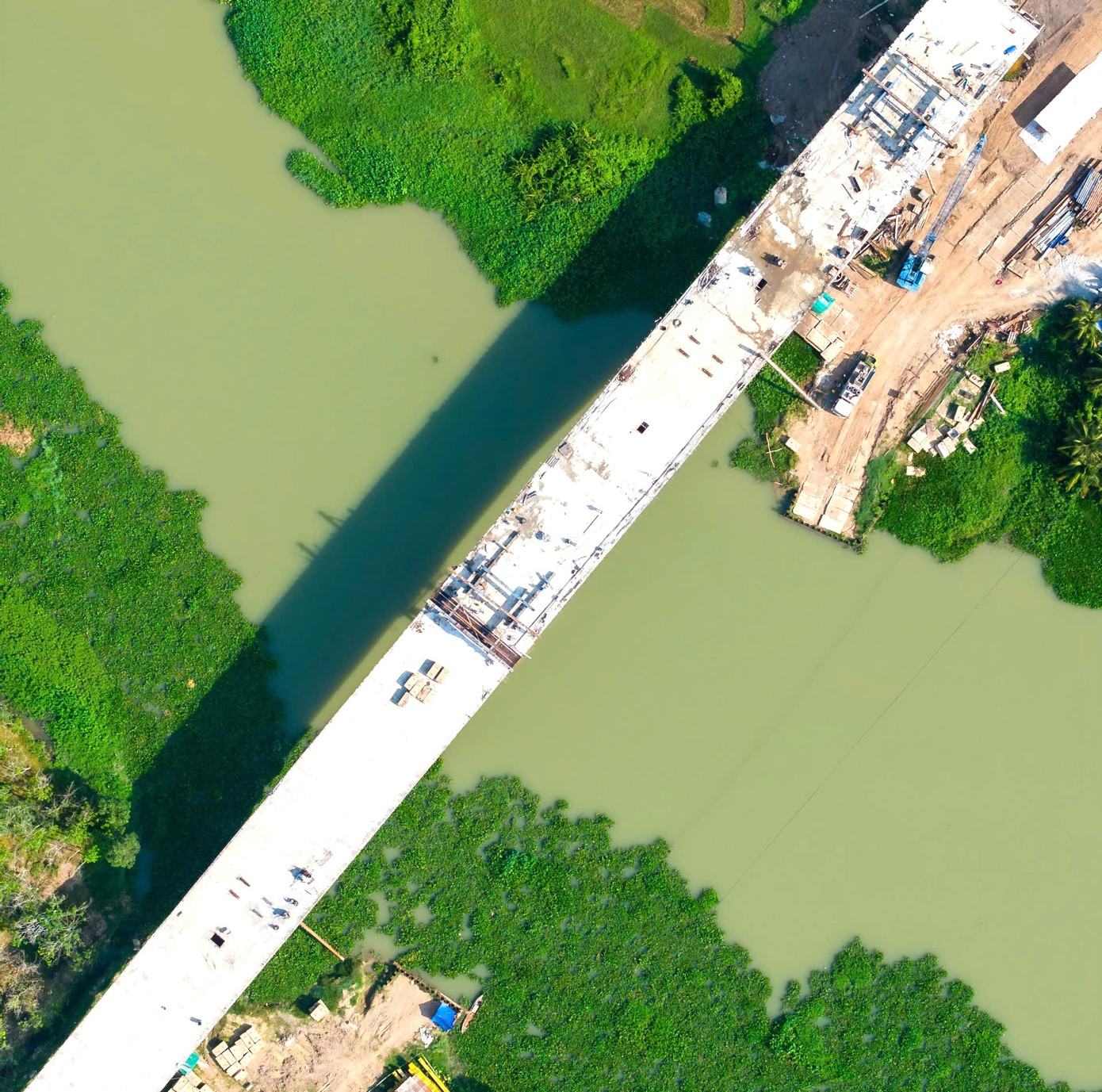 Hiện nay, 5 trong tổng số 6 cầu đã xong bản mặt cầu, phần đường đã cơ bản thi công xong nền đất, đang thi công lớp móng mặt đường các loại, thảm bê tông nhựa.