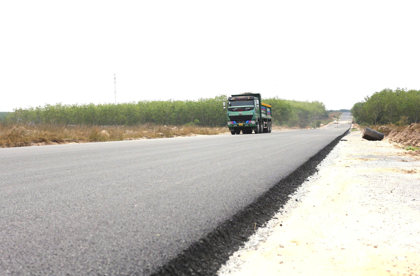 Đường Hồ Chí Minh, đoạn Chơn Thành - Đức Hoà được đầu tư nhằm nối thông tuyến đường Hồ Chí Minh từ Pắc Bó, tỉnh Cao Bằng đến Đất Mũi, tỉnh Cà Mau, góp phần chia sẻ lưu lượng giao thông với các trục đường dọc vùng Đông Nam Bộ.