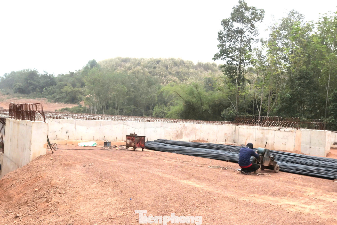 Đến nay khối lượng thi công xây dựng giai đoạn 2 đạt 92%. Hiện vẫn còn 2 trường hợp chưa bàn giao mặt bằng. Ngoài ra phạm vi giải phóng mặt bằng phía tỉnh Bình Phước còn 1 hộ dân chưa bàn giao mặt bằng với chiều dài khoảng 175m nhưng nằm giữa phạm vi cần giải phóng mặt bằng, đoạn nền đào để điều phối đất đắp cho các vị trí nền đắp nên đơn vị thi công chưa thể triển khai thi công. Đến nay khối lượng thi công xây dựng giai đoạn 2 đạt 92%. Hiện vẫn còn 2 trường hợp chưa bàn giao mặt bằng. Ngoài ra phạm vi giải phóng mặt bằng phía tỉnh Bình Phước còn 1 hộ dân chưa bàn giao mặt bằng với chiều dài khoảng 175m nhưng nằm giữa phạm vi cần giải phóng mặt bằng, đoạn nền đào để điều phối đất đắp cho các vị trí nền đắp nên đơn vị thi công chưa thể triển khai thi công.