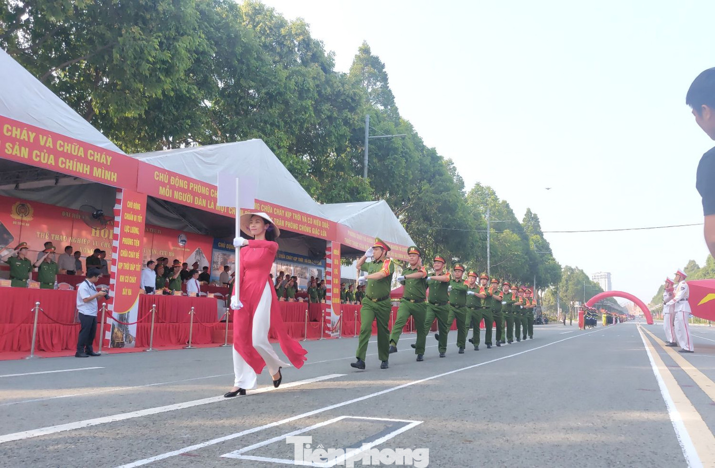 Các đơn vị tham gia diễu hành tại lễ khai mạc Hội thi nghiệp vụ PCCC&amp;CNCH.