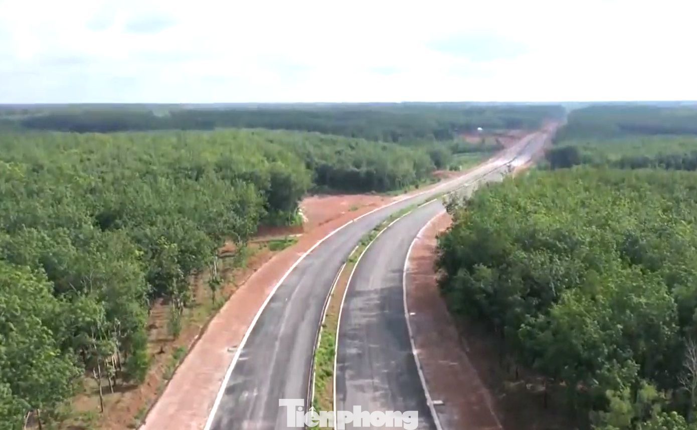 Hiện nay, các đơn vị, địa phương đang thuyết phục các hộ dân bàn giao mặt bằng để đảm bảo hoàn thành toàn tuyến trong dịp 19/5 tới. Hiện nay, các đơn vị, địa phương đang thuyết phục các hộ dân bàn giao mặt bằng để đảm bảo hoàn thành toàn tuyến trong dịp 19/5 tới.