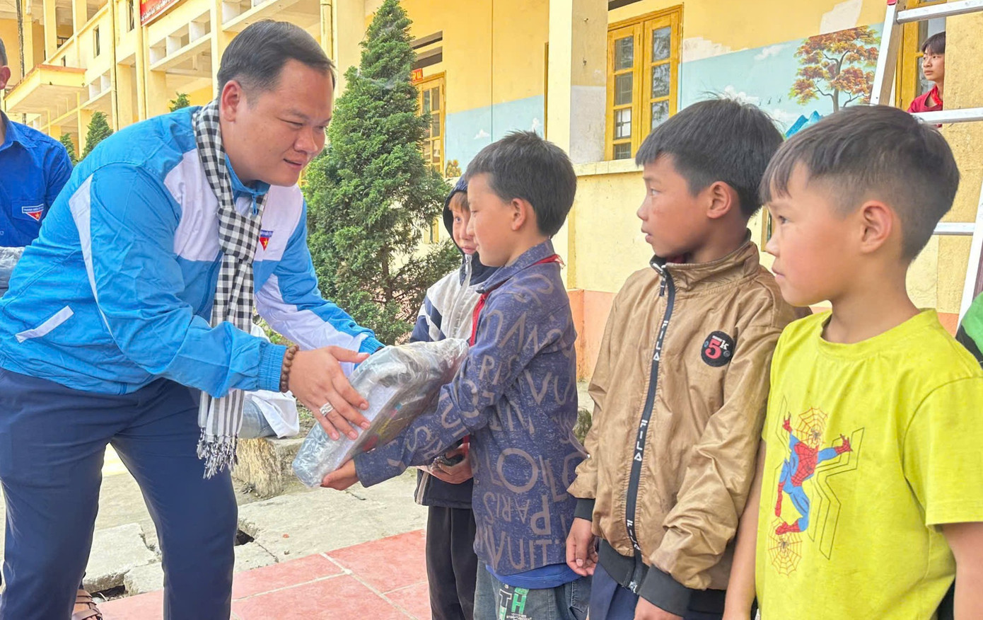 Tặng quà trẻ em tại huyện Bát Xát, tỉnh Lào Cai.