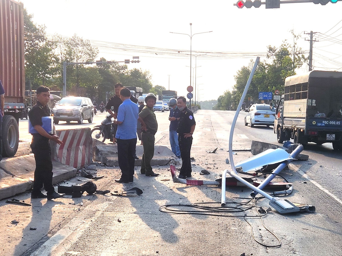 Cột đèn chiếu sáng bị tông đổ