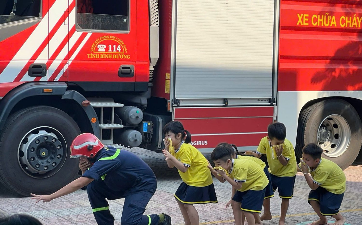 Các em học sinh được hướng dẫn cách thoát nạn khi xảy ra hỏa hoạn Các em học sinh được hướng dẫn cách thoát nạn khi xảy ra hỏa hoạn