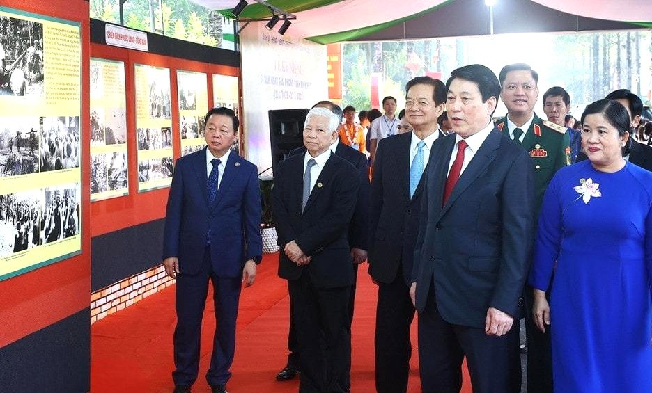 Chủ tịch nước Lương Cường, nguyên Chủ tịch nước Nguyễn Minh Triết, nguyên Thủ tướng Nguyễn Tấn Dũng cùng các đại biểu tham quan triển lãm những hình ảnh lịch sử hào hùng tại Bình Phước.
