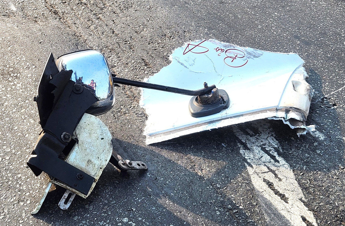 Nhiều mảnh vỡ của đầu xe container