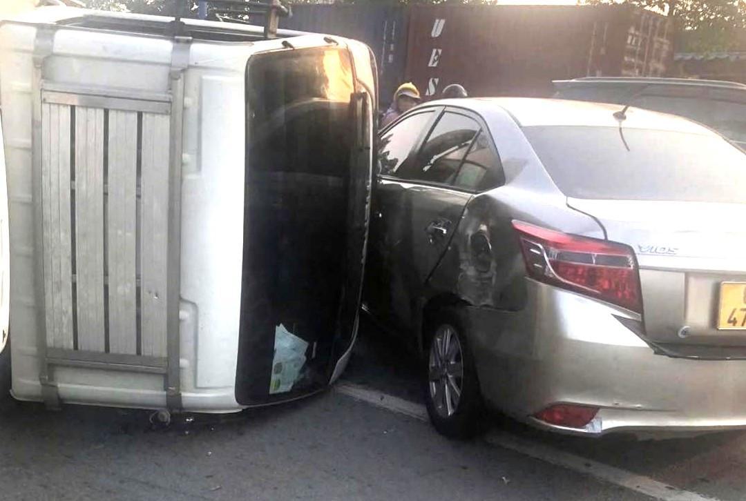 Bên hông ô tô 5 chỗ hư hỏng