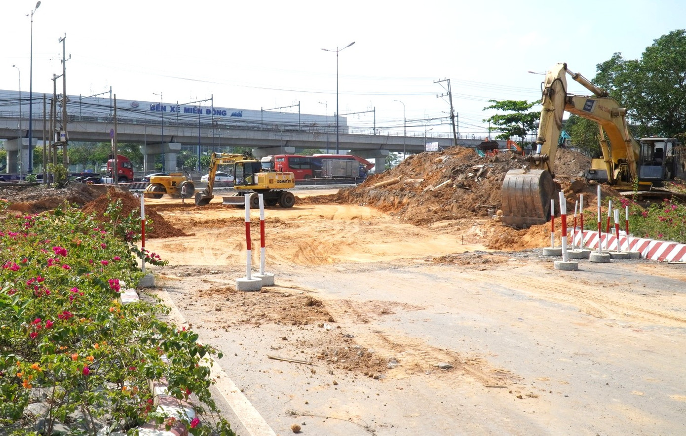 Bình Dương triển khai dự án &quot;mở rào&quot; ngăn cách tại đường Trục chính Đông-Tây kết nối với Xa lộ Hà Nội, dẫn thẳng vào Bến xe Miền Đông mới của TPHCM.